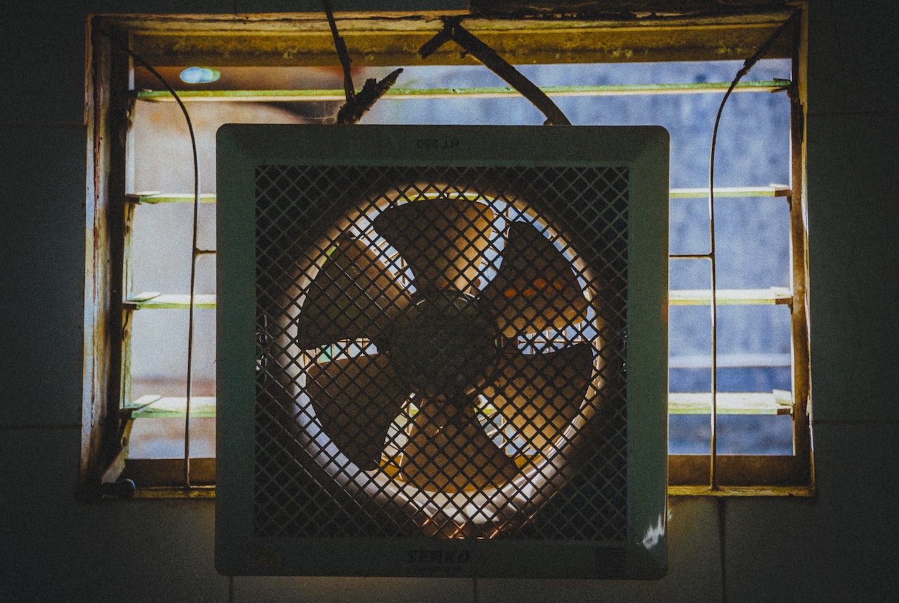Fan is cooling air in a work space for people working during high temperatures